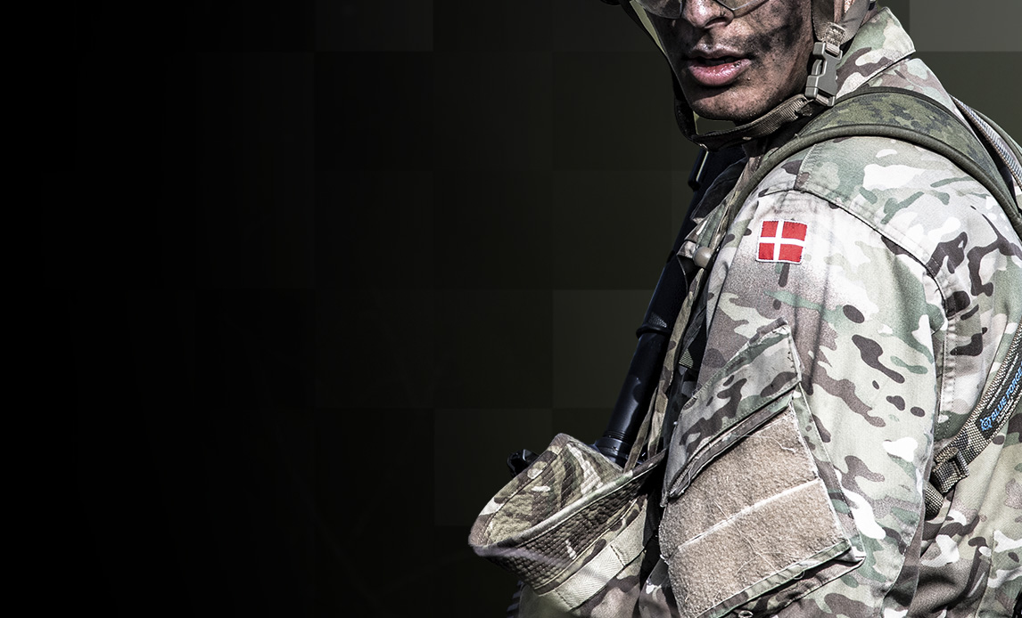 Et billede af en dansk soldat i militæruniform