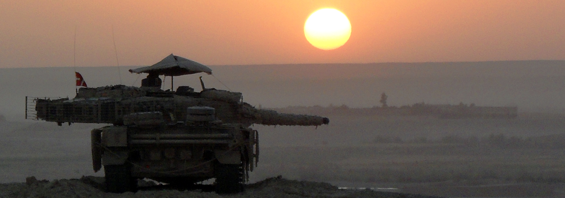 Dansk kampvogn i Afghanistan  ved solnedgang